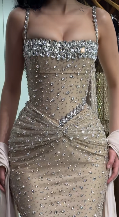 Elegantes, langes, aprikosenfarbenes Abendkleid mit Spaghettiträgern, Etui-Schnitt, Tüll und Perlen – Ballkleid ED08719