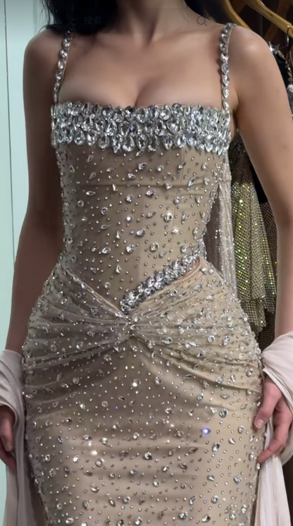 Elegantes, langes, aprikosenfarbenes Abendkleid mit Spaghettiträgern, Etui-Schnitt, Tüll und Perlen – Ballkleid ED08719