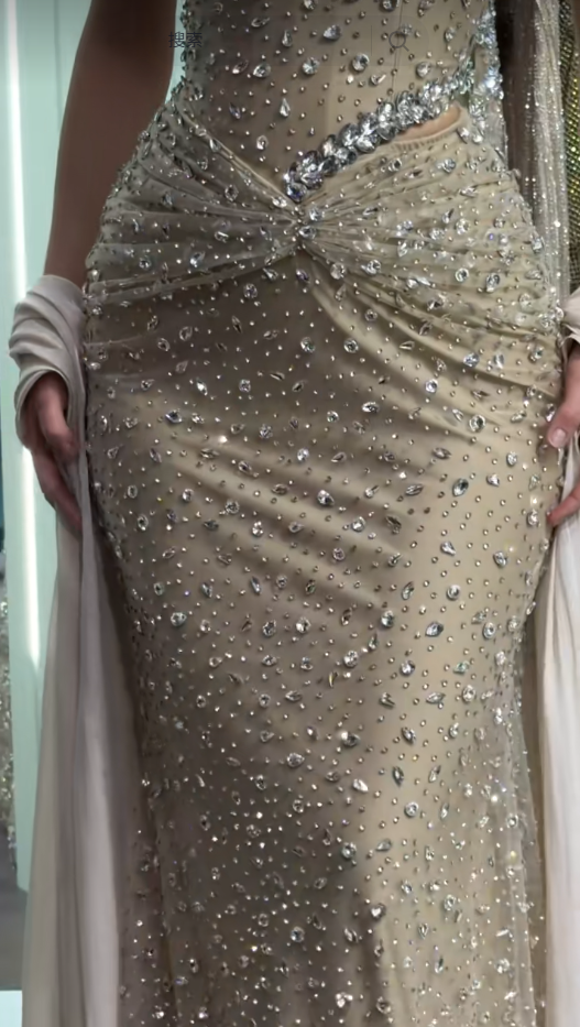 Elegantes, langes, aprikosenfarbenes Abendkleid mit Spaghettiträgern, Etui-Schnitt, Tüll und Perlen – Ballkleid ED08719