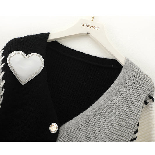Sanfter Strickjackenpullover mit Kontrastnähten ED0872