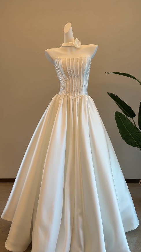 Einfaches weißes Hochzeitskleid, trägerlos, A-Linie, Brautkleid aus Satin ED08776