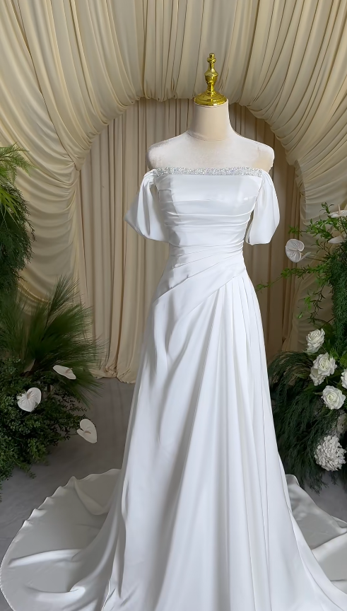 Robe de mariée trapèze blanche modeste, épaules dénudées, en satin ED08816