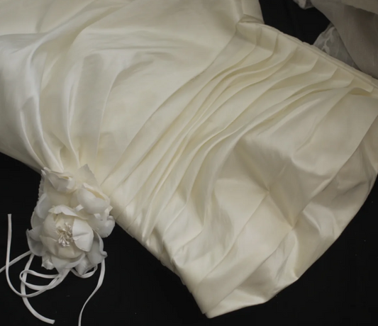 Robe de mariée bustier simple, coupe trapèze, en satin avec appliques, ED08822