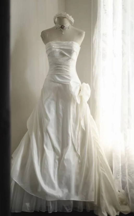 Modest White A-Line Wedding Dress Strapless Bridal Gown Satin Applique Bridal Dress ED08822