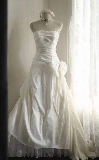 Modest White A-Line Wedding Dress Strapless Bridal Gown Satin Applique Bridal Dress ED08822