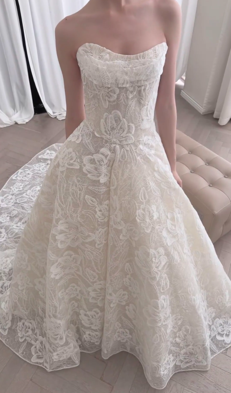 Robe de mariée A-line modeste blanche avec bustier en cœur, robe de mariée avec applications de dentelle ED08824