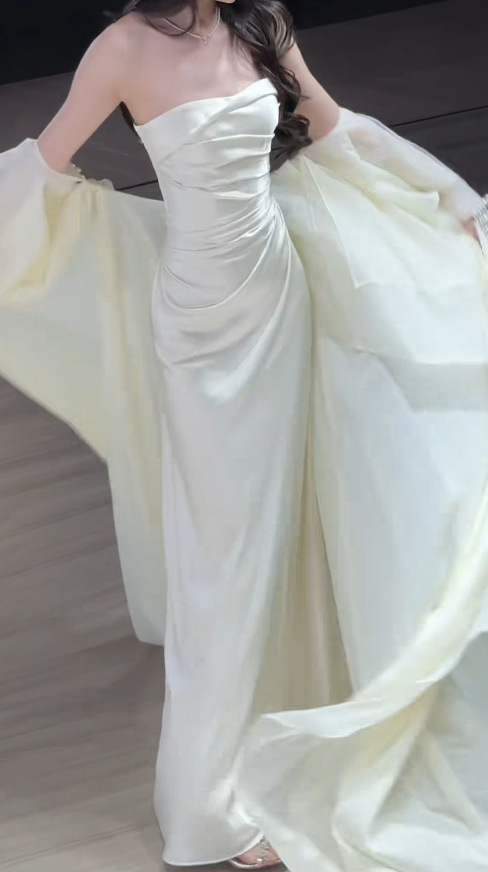 Robe de mariée bustier blanche intemporelle en satin coupe fourreau ED08861