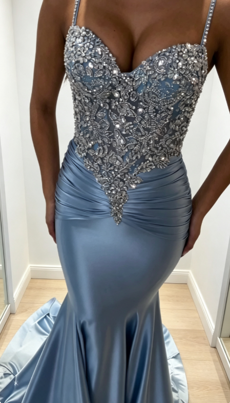 Chic robe de soirée longue sirène bleu à fines bretelles en satin ornée de perles ED08887