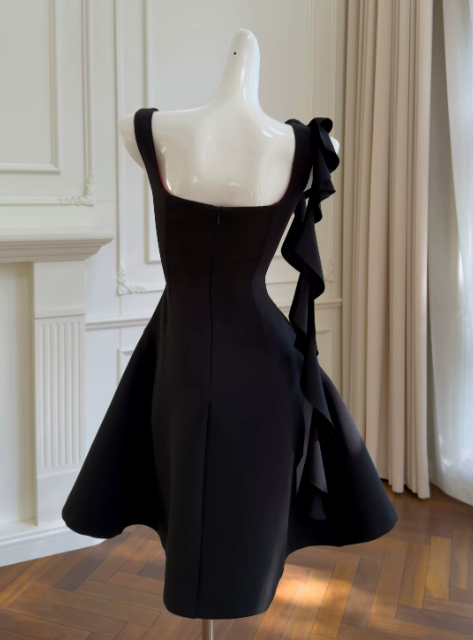 Robe de bal élégante en satin noir coupe trapèze avec bretelles ED08919