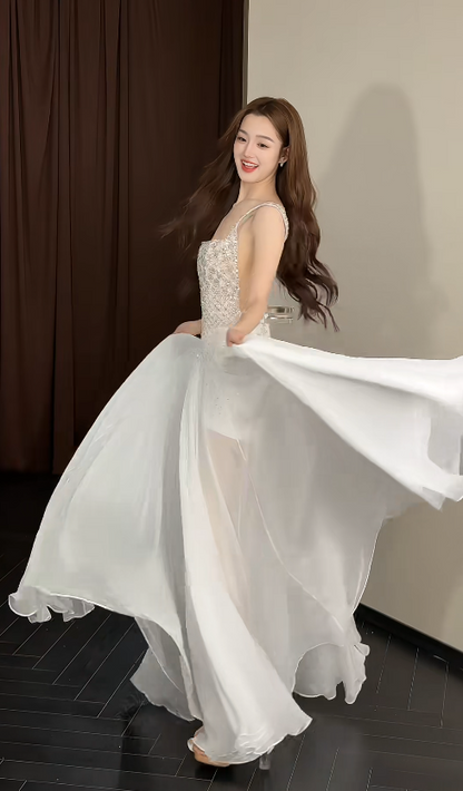 Bescheidenes Spaghettiträger A-Linie Hochzeitskleid Perlenbesetztes Tüll Brautkleid Weißes Brautkleid ED09008