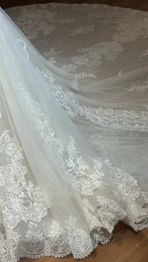 Bescheidenes trägerloses A-Linien-Brautkleid aus Spitze und Tüll Weißes Brautkleid ED09009