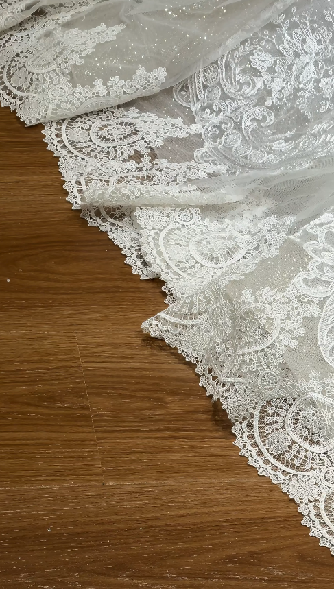 Bescheidenes trägerloses A-Linien-Brautkleid aus Spitze und Tüll Weißes Brautkleid ED09009