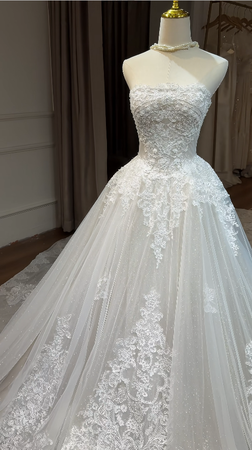 Bescheidenes trägerloses A-Linien-Brautkleid aus Spitze und Tüll Weißes Brautkleid ED09009