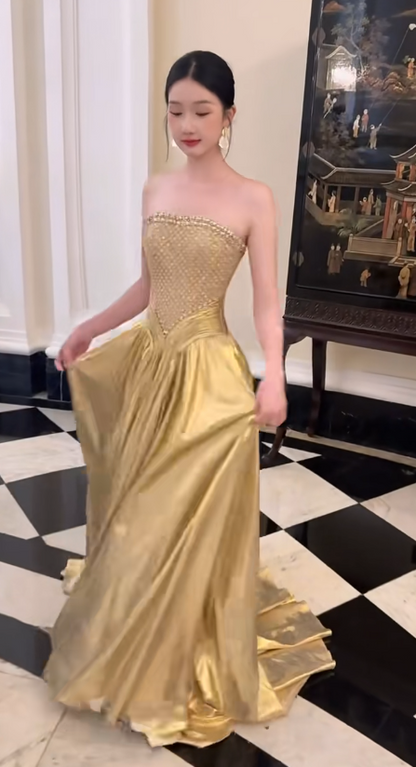 Elegantes goldenes Ballkleid Trägerlos A-Linie Satin Perlen Lang Abendkleid ED09020