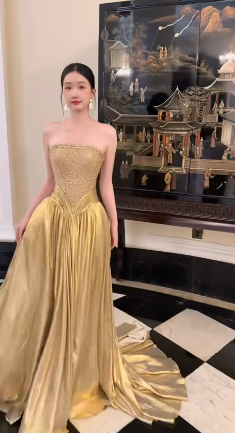 Elegantes goldenes Ballkleid Trägerlos A-Linie Satin Perlen Lang Abendkleid ED09020