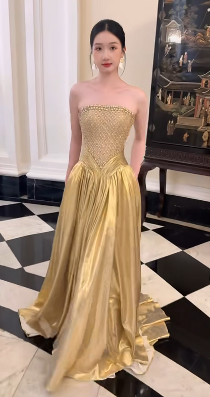 Elegantes goldenes Ballkleid Trägerlos A-Linie Satin Perlen Lang Abendkleid ED09020