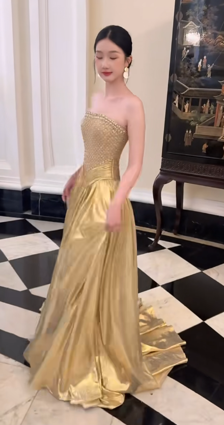 Elegantes goldenes Ballkleid Trägerlos A-Linie Satin Perlen Lang Abendkleid ED09020