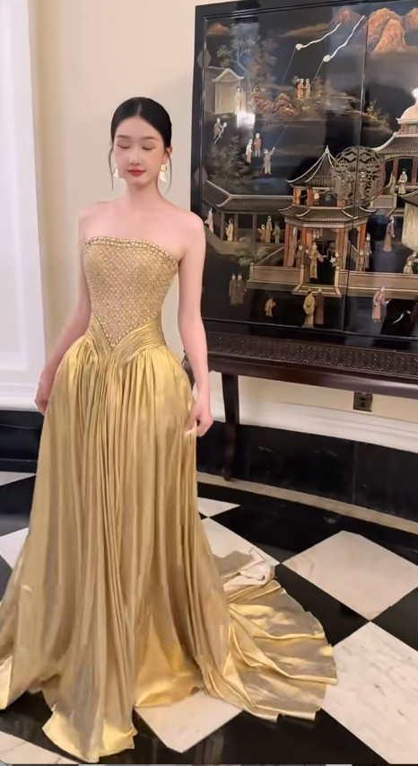 Elegantes goldenes Ballkleid Trägerlos A-Linie Satin Perlen Lang Abendkleid ED09020