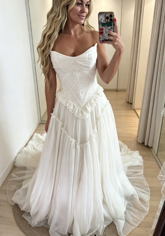 Modest A-Line White Wedding Dress Tulle Strapless Bridal Dress Sleeveless Bridal Gown ED09083