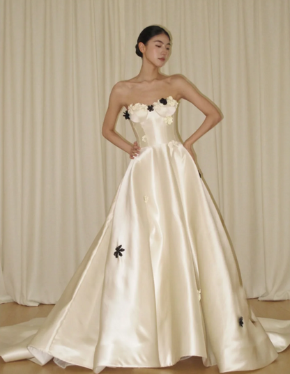 Robe de mariée simple sans bretelles trapèze en satin blanc ED09109