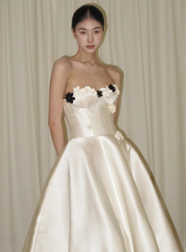 Robe de mariée simple sans bretelles trapèze en satin blanc ED09109