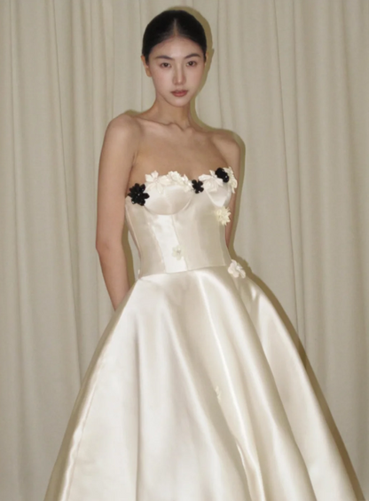 Robe de mariée simple sans bretelles trapèze en satin blanc ED09109