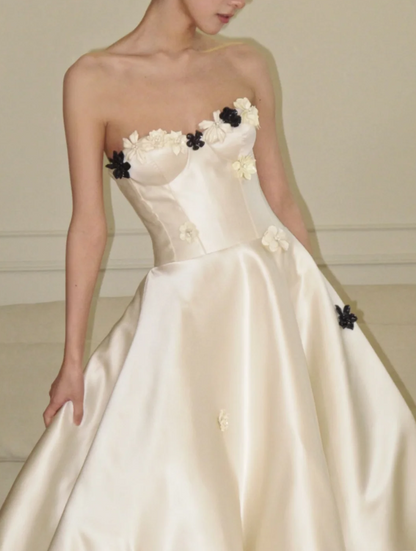 Robe de mariée simple sans bretelles trapèze en satin blanc ED09109