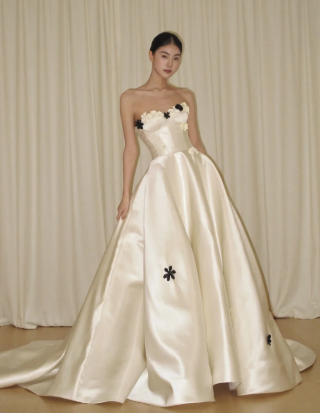 Robe de mariée simple sans bretelles trapèze en satin blanc ED09109