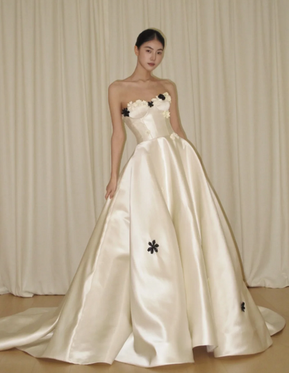 Robe de mariée simple sans bretelles trapèze en satin blanc ED09109