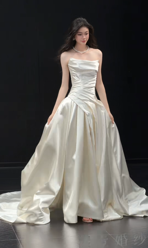 Robe de mariée bustier simple coupe A en satin blanc ED09110