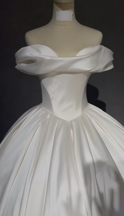 Robe de mariée simple blanche, bustier en satin, coupe A-line, ED09144