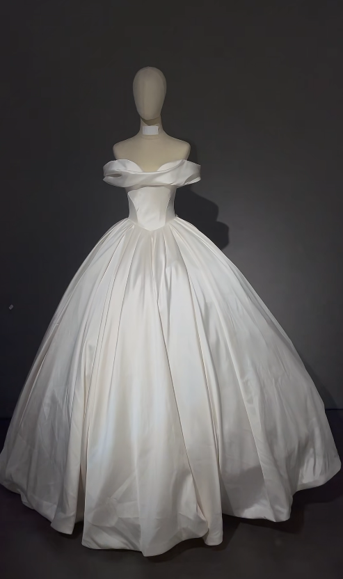 Robe de mariée simple blanche, bustier en satin, coupe A-line, ED09144