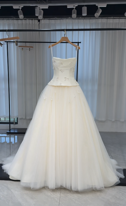 Robe de mariée simple blanche sans bretelles coupe trapèze en tulle ED09146