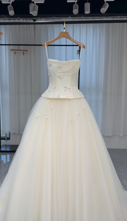 Robe de mariée simple blanche sans bretelles coupe trapèze en tulle ED09146