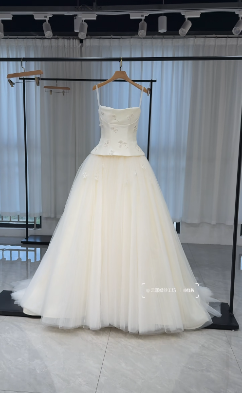 Robe de mariée simple blanche sans bretelles coupe trapèze en tulle ED09146