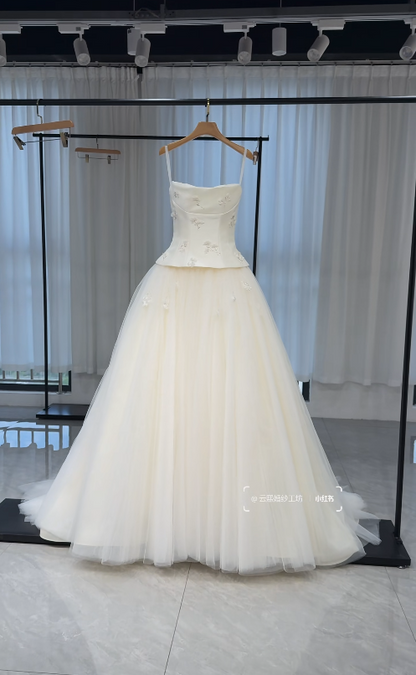 Robe de mariée simple blanche sans bretelles coupe trapèze en tulle ED09146