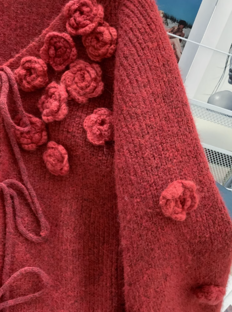 Sanfter roter Cardigan-Pullover mit 3D-Blumen ED0914