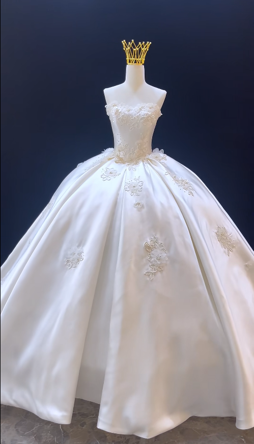 Gorgeous Strapless A-line Wedding Dress Satin Appliques Bridal Gown White Bridal Dress ED09229