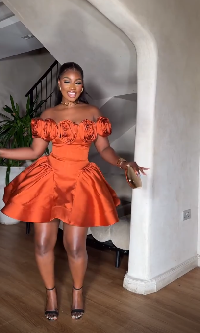 Modische rote Hoco-Kleid schulterfrei A-Linie kurzes Ballkleid ärmellos Satin-Geburtstagskleid ED09266