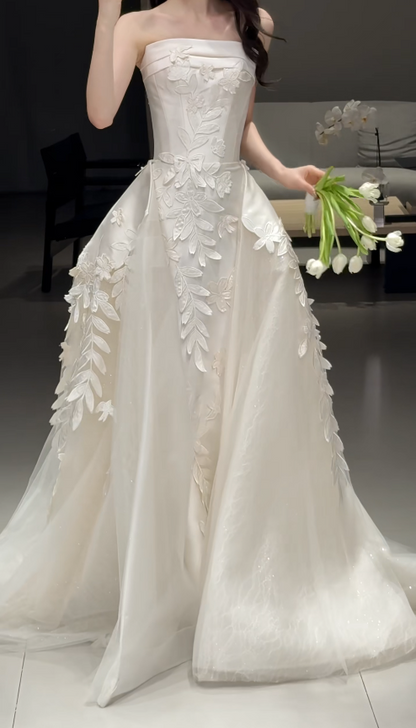 Zeitloses trägerloses Etui-Hochzeitskleid Satin Brautkleid Weißes Brautkleid ED09274