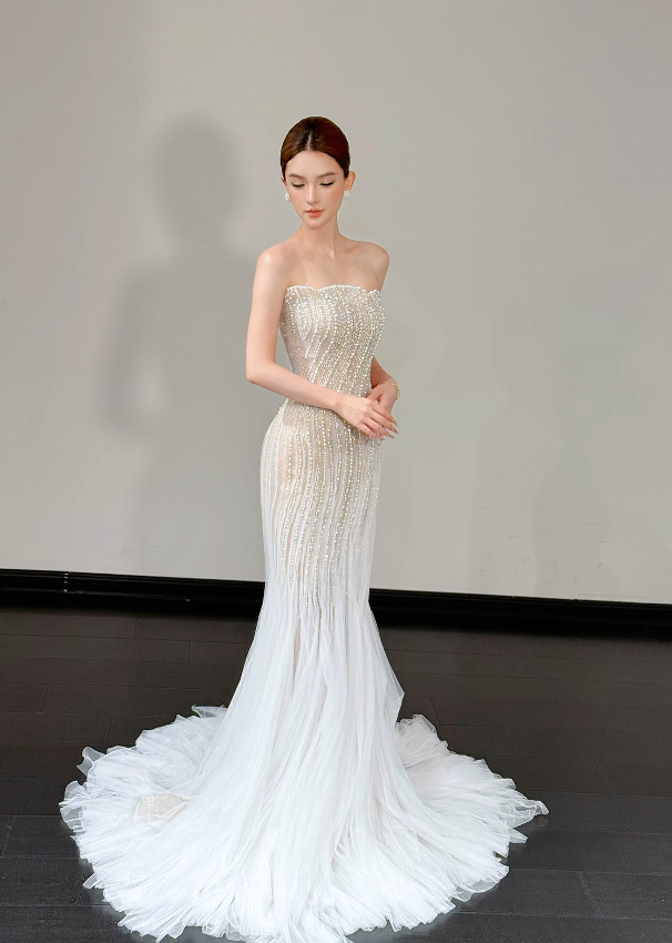 Zeitloses trägerloses Meerjungfrauen-Brautkleid aus Tüll mit Perlenstickerei Weißes Brautkleid ED09275