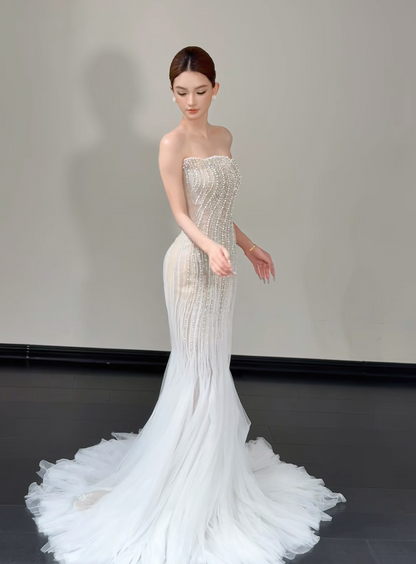 Zeitloses trägerloses Meerjungfrauen-Brautkleid aus Tüll mit Perlenstickerei Weißes Brautkleid ED09275