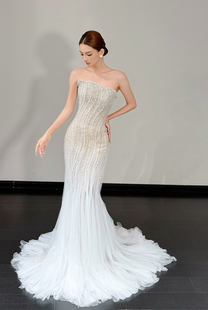Zeitloses trägerloses Meerjungfrauen-Brautkleid aus Tüll mit Perlenstickerei Weißes Brautkleid ED09275