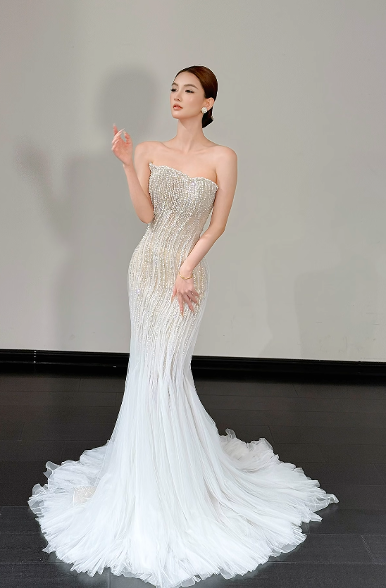 Zeitloses trägerloses Meerjungfrauen-Brautkleid aus Tüll mit Perlenstickerei Weißes Brautkleid ED09275