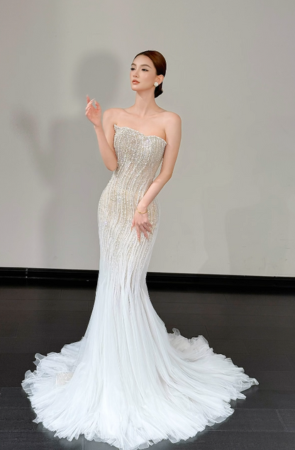 Zeitloses trägerloses Meerjungfrauen-Brautkleid aus Tüll mit Perlenstickerei Weißes Brautkleid ED09275