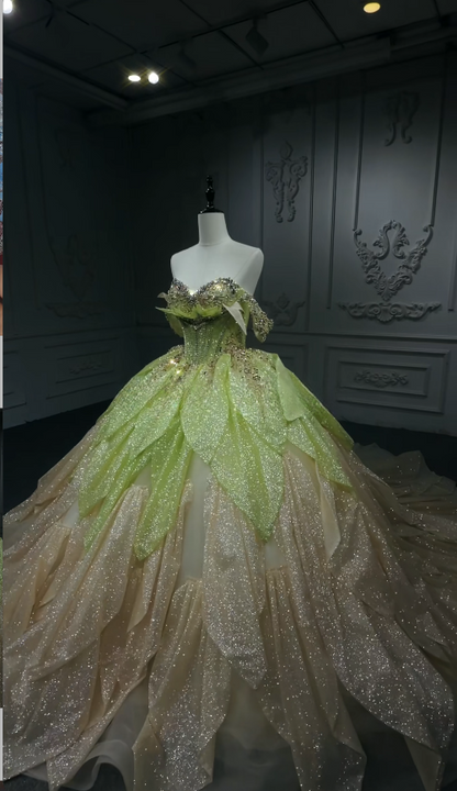 Feenhaftes schulterfreies Ballkleid Quinceanera Kleid Tüll Glitzer Geburtstagskleid Grünes Sweet 16 Kleid ED09278