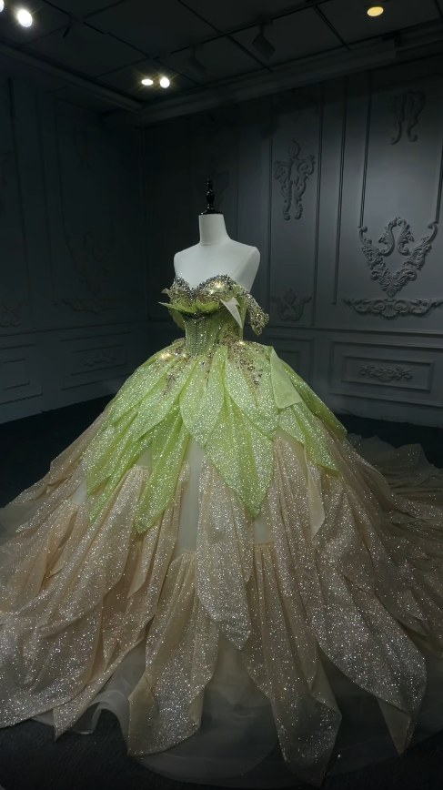 Feenhaftes schulterfreies Ballkleid Quinceanera Kleid Tüll Glitzer Geburtstagskleid Grünes Sweet 16 Kleid ED09278