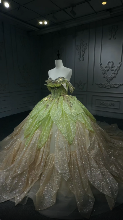 Feenhaftes schulterfreies Ballkleid Quinceanera Kleid Tüll Glitzer Geburtstagskleid Grünes Sweet 16 Kleid ED09278