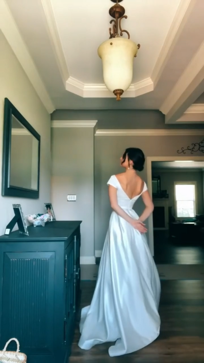 Schlichtes weißes A-Linien Brautkleid aus Satin Ärmelloses Brautkleid mit eckigem Ausschnitt ED09406
