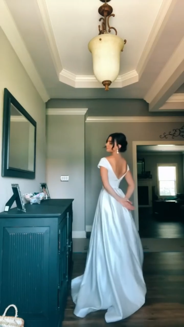 Schlichtes weißes A-Linien Brautkleid aus Satin Ärmelloses Brautkleid mit eckigem Ausschnitt ED09406
